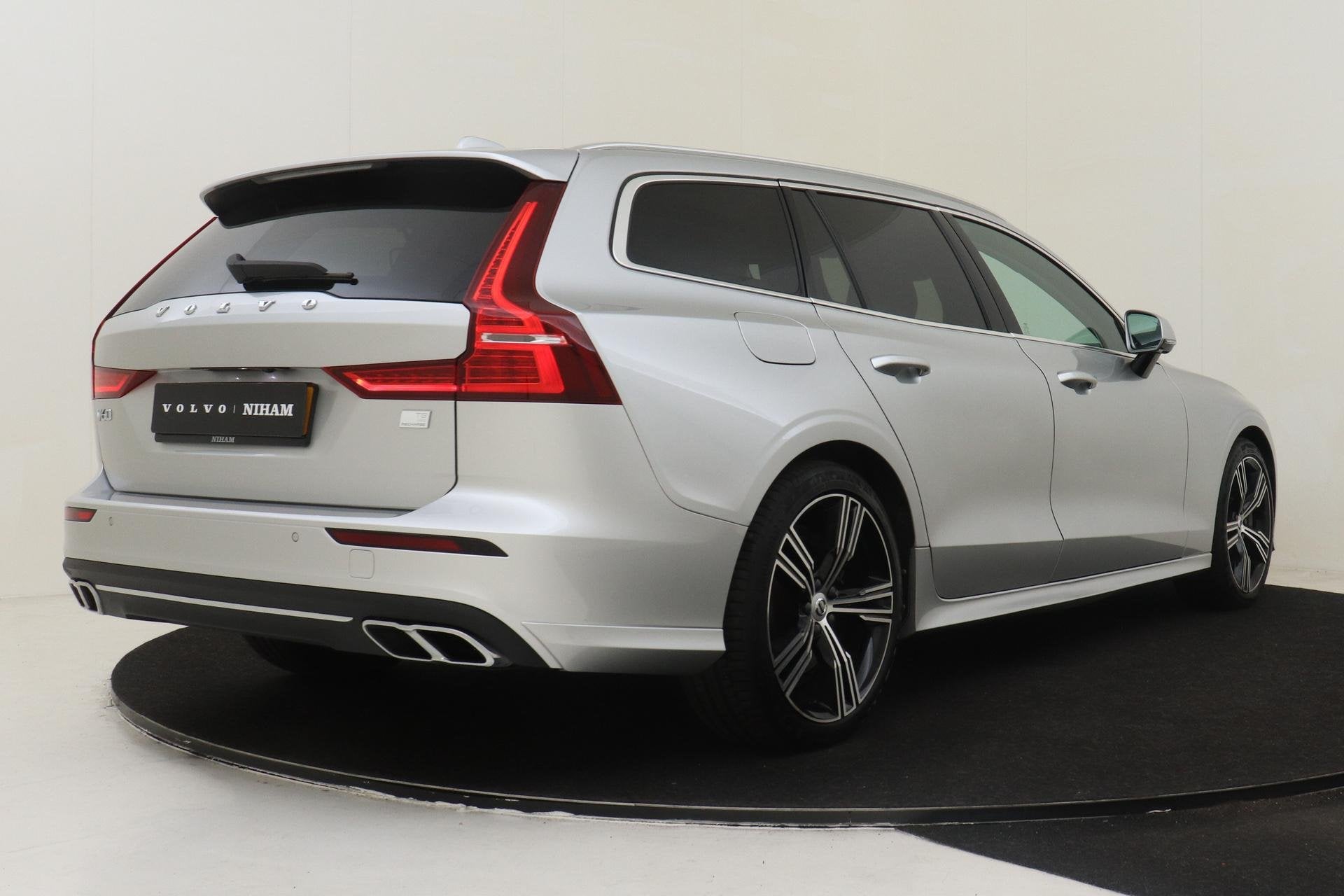 Volvo V60 T8 RECHARGE AWD INSCRIPTION -PANO.DAK|HARMAN/KARDO, 12 maanden, Gebruikt, Euro 6, 4 cilinders