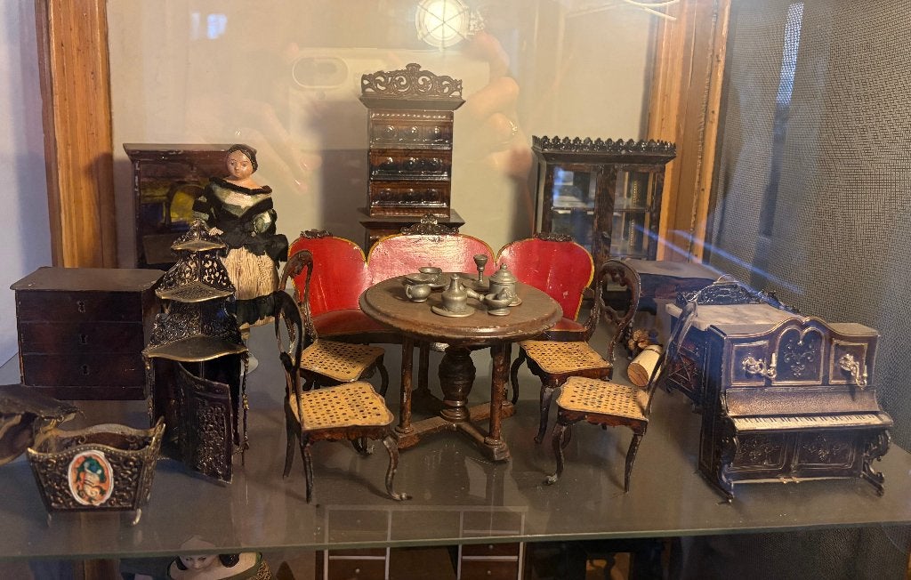 Antieke interieur poppenhuis, Ophalen