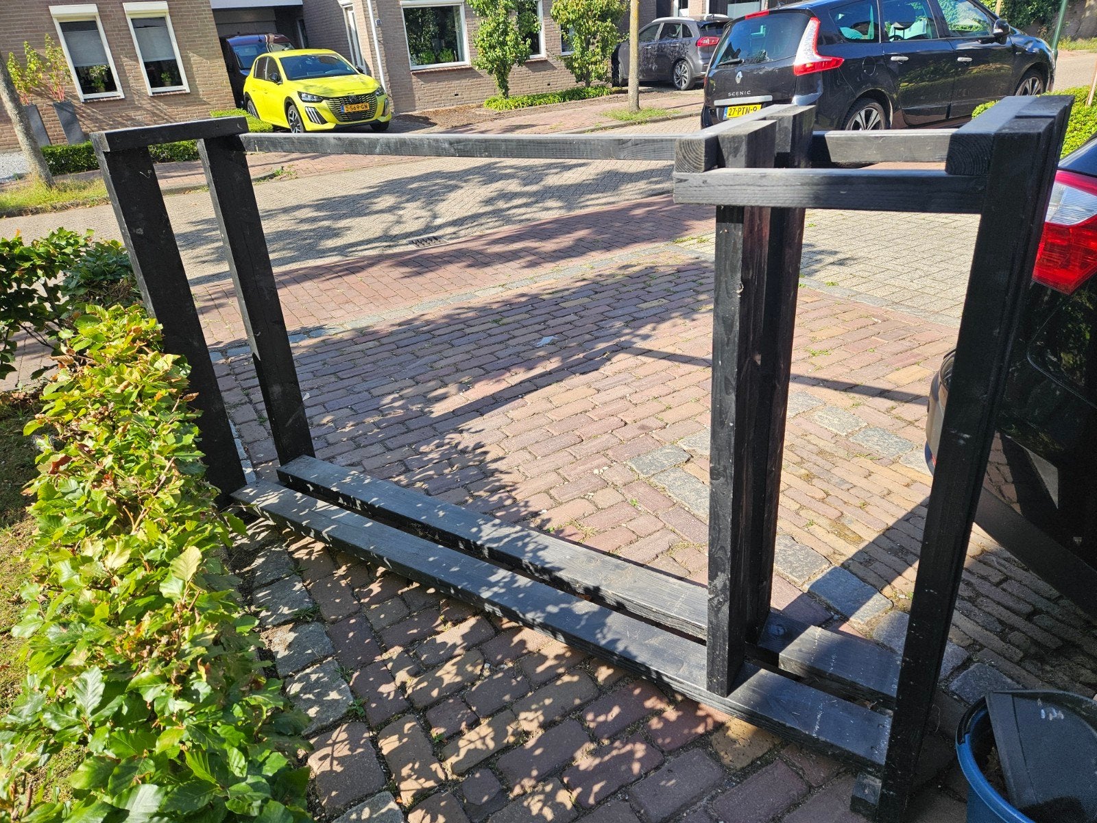 Zelfgemaakt houtrek met apart vak voor aanmaakhout, Ophalen