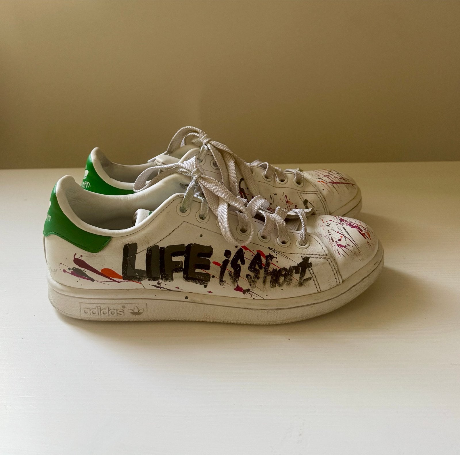 Adidas Stan Smith x Michael Edery - Custom "Life is Short", Ophalen of Verzenden, Gedragen, Wit, Sneakers of Gympen