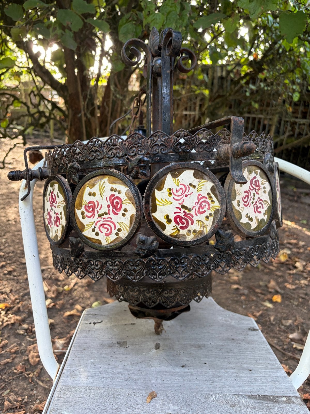 Brocante metalen lamp met handgeschilderde tegeltjes, Ophalen of Verzenden