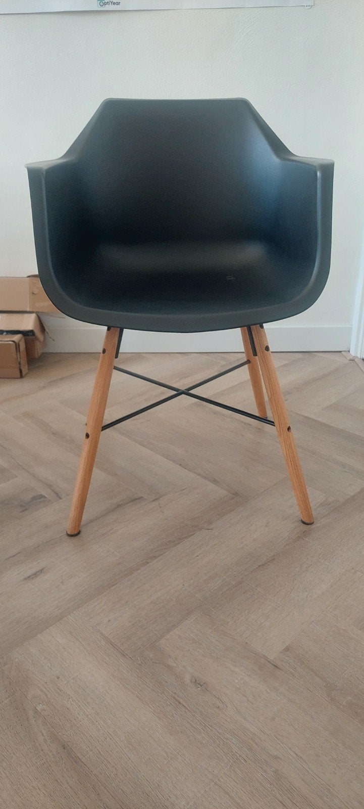 Zwarte kuipstoel met houten poten, zithoogte 45 cm, Gebruikt, Zwart, Ophalen, Hout