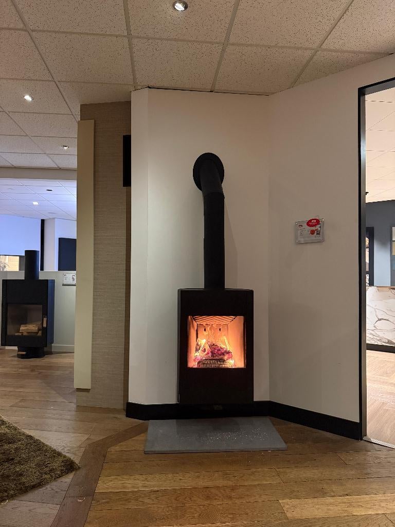 Leenders Lynne wandmodel draaibaar houtkachel showroommodel, Ophalen, Houtkachel, Zo goed als nieuw, Hangend