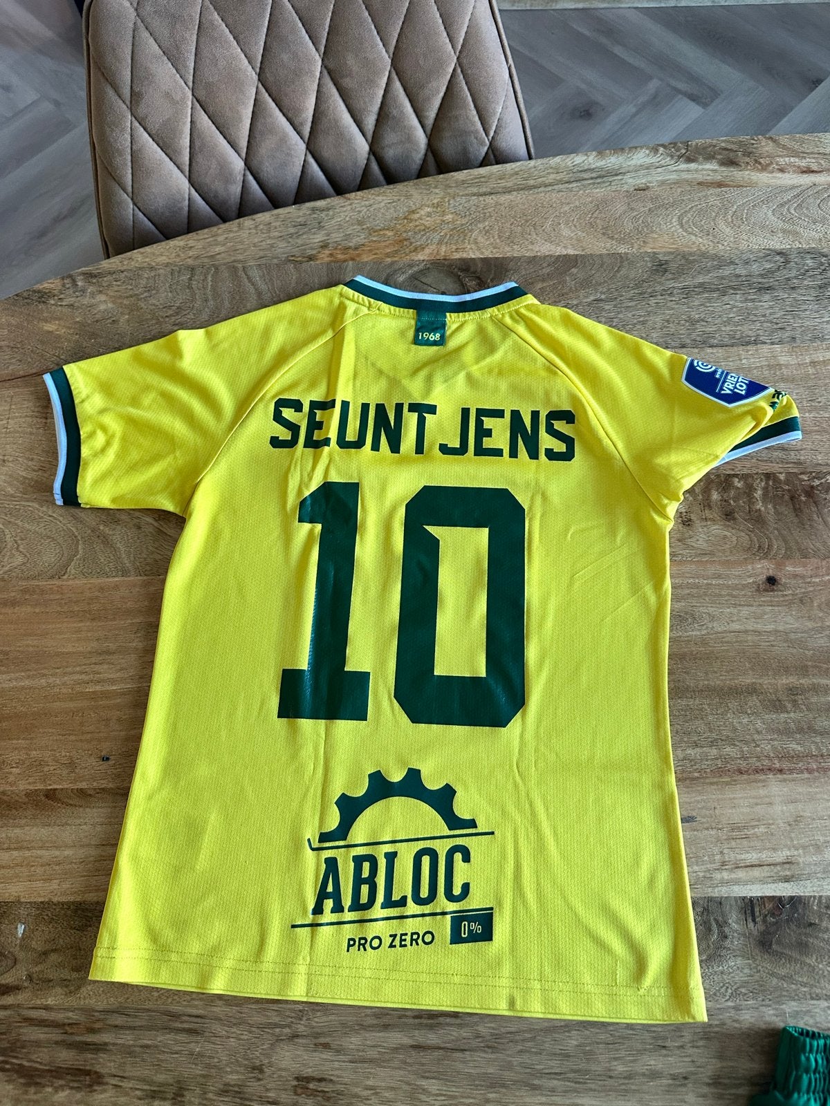 Fortuna Sittard tenue maat 164 (Seuntjens 10), Kinderen en Baby's, Kinderkleding | Maat 164, Ophalen of Verzenden, Zo goed als nieuw