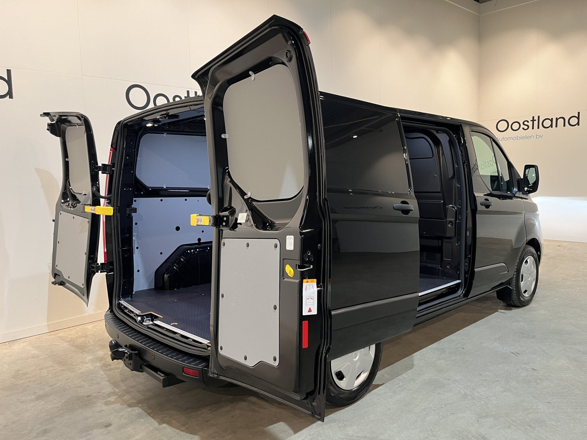 Ford Transit Custom 300 2.0 TDCI L1H1 Trend 130 PK Automaat, Auto's, Stof, 4 cilinders, Met garantie (alle), Zwart
