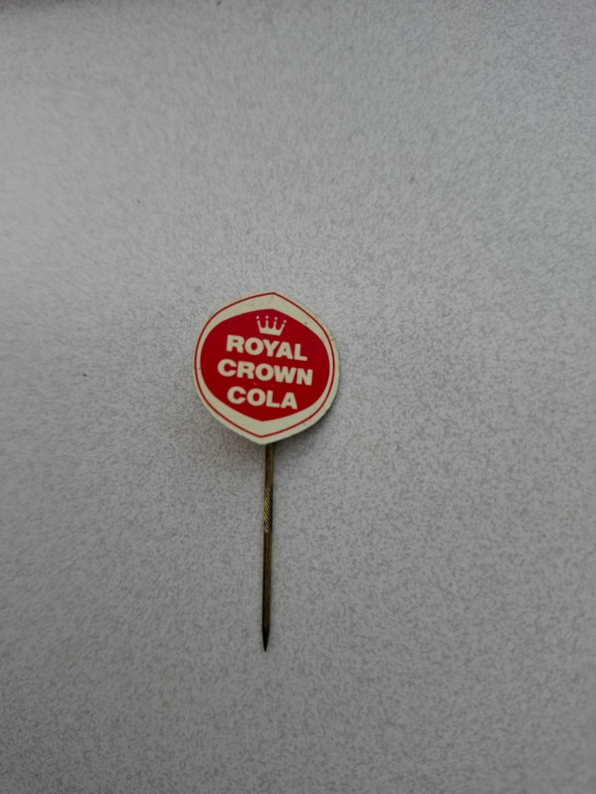 Vintage speldje pin prikker steekspeld Royal Crown Cola, Ophalen of Verzenden