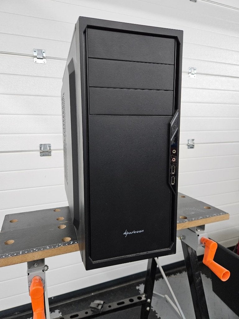 Sharkoon PC Behuizing - Zwart, Ophalen, Gebruikt, Geperforeerd, Plaatstaal
