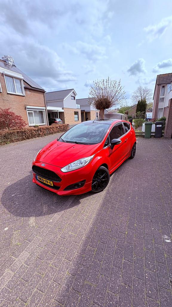 Ford Fiësta 1.0 103KW/140PK 3D 2014 Rood/zwart (NIEUWE APK), Auto's, Voorwielaandrijving, Handgeschakeld, Particulier, Geïmporteerd