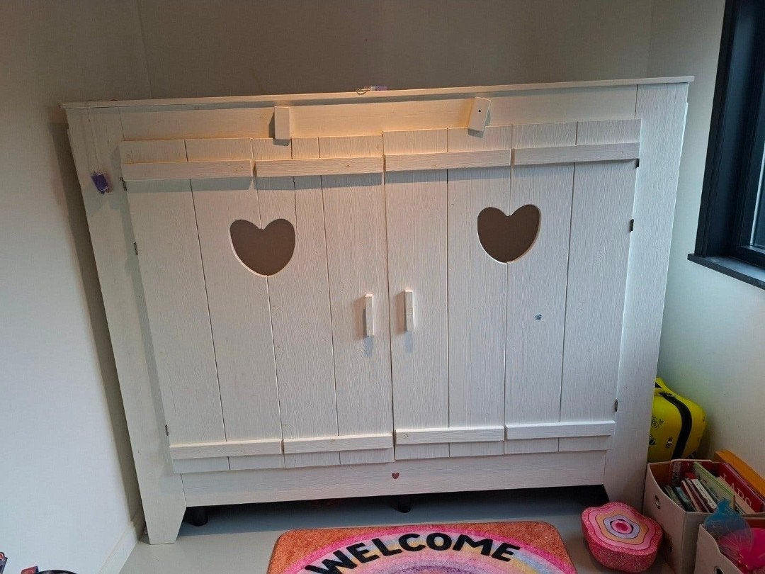 Unieke vrijstaande bedstee / kinderbed met deuren en hartjes, Ophalen, Gebruikt, Eenpersoons, Speels, Romantisch