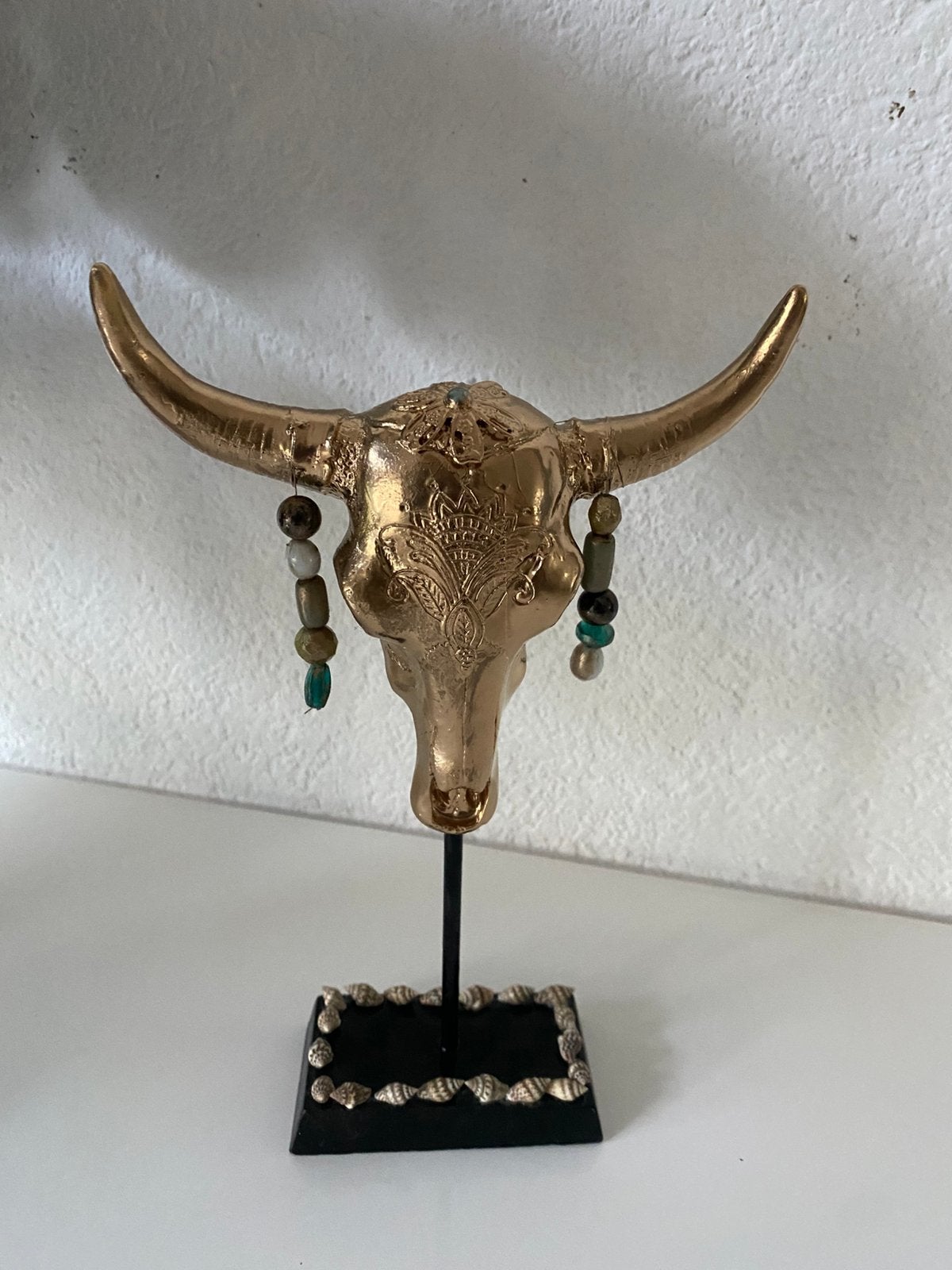 Kleine skull op standaard,Ibiza stijl, polyresin, goudkleur, Ophalen