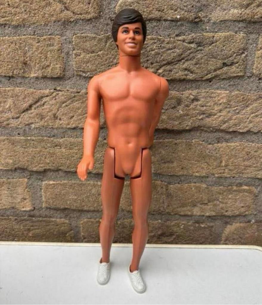 Originele Ken Barbie pop 1983 -1968 met witte sportschoenen, Ophalen of Verzenden, Gebruikt, Barbie