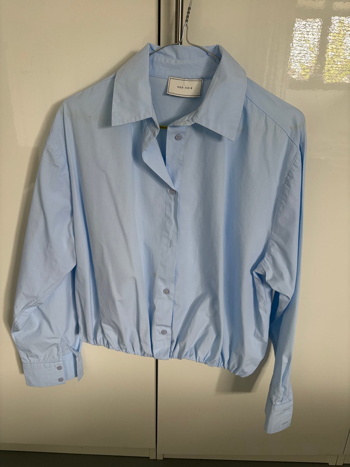 Neo Noir Poplin Shirt - Lichtblauw mt 36 NIEUW, Kleding | Dames, Blouses en Tunieken, Ophalen of Verzenden, Nieuw, Maat 36 (S)