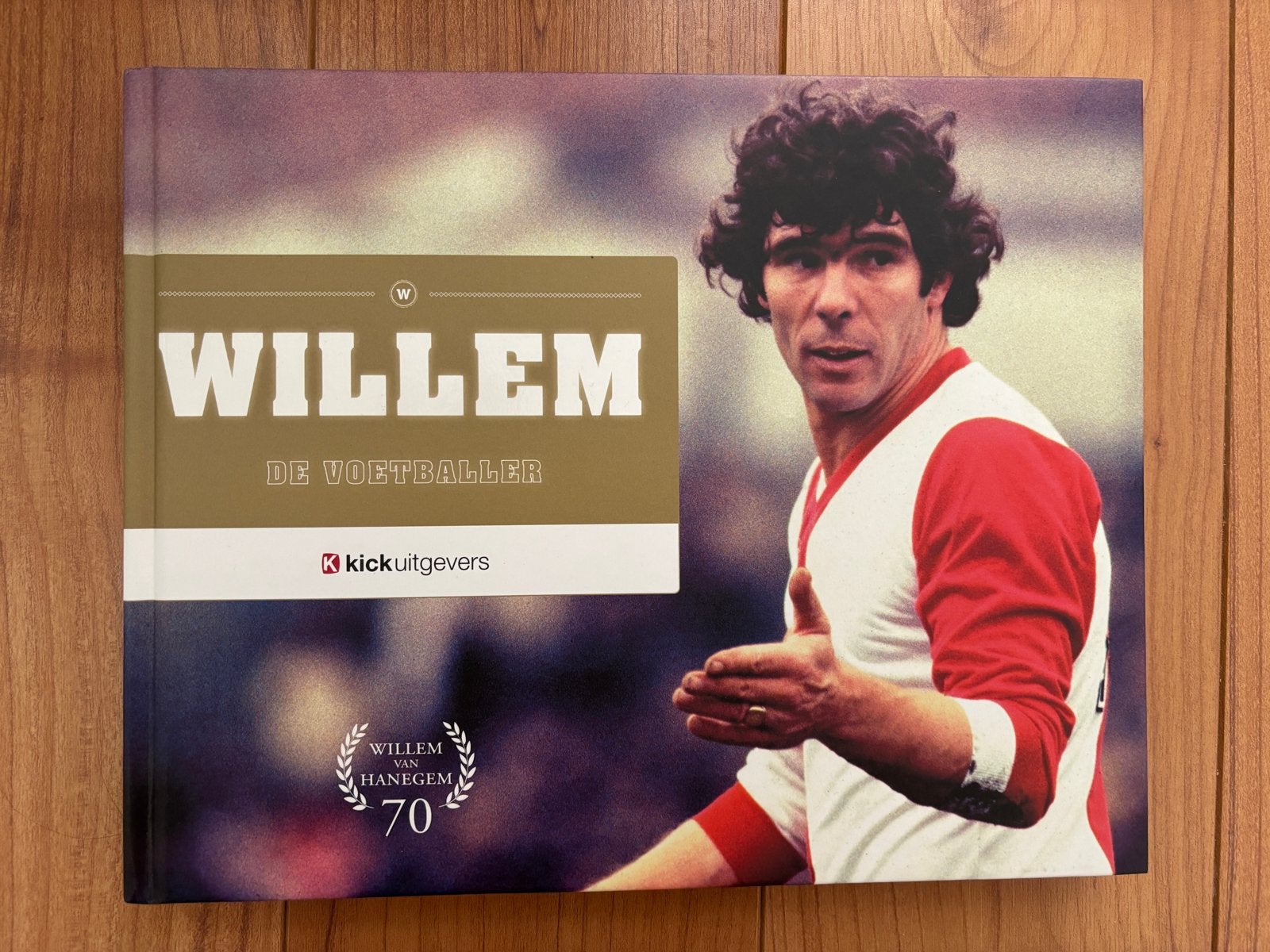 Willem de Voetballer - Willem van Hanegem 70 jaar, Ophalen of Verzenden, Zo goed als nieuw, Balsport