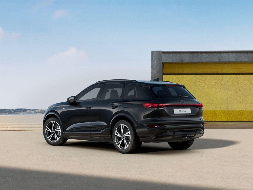 Audi Q6 e-tron 252pk S Edition 83 kWh | Panoramadak | Trekha, Auto's, Audi, Automaat, 12 maanden, Achterwielaandrijving, Zwart
