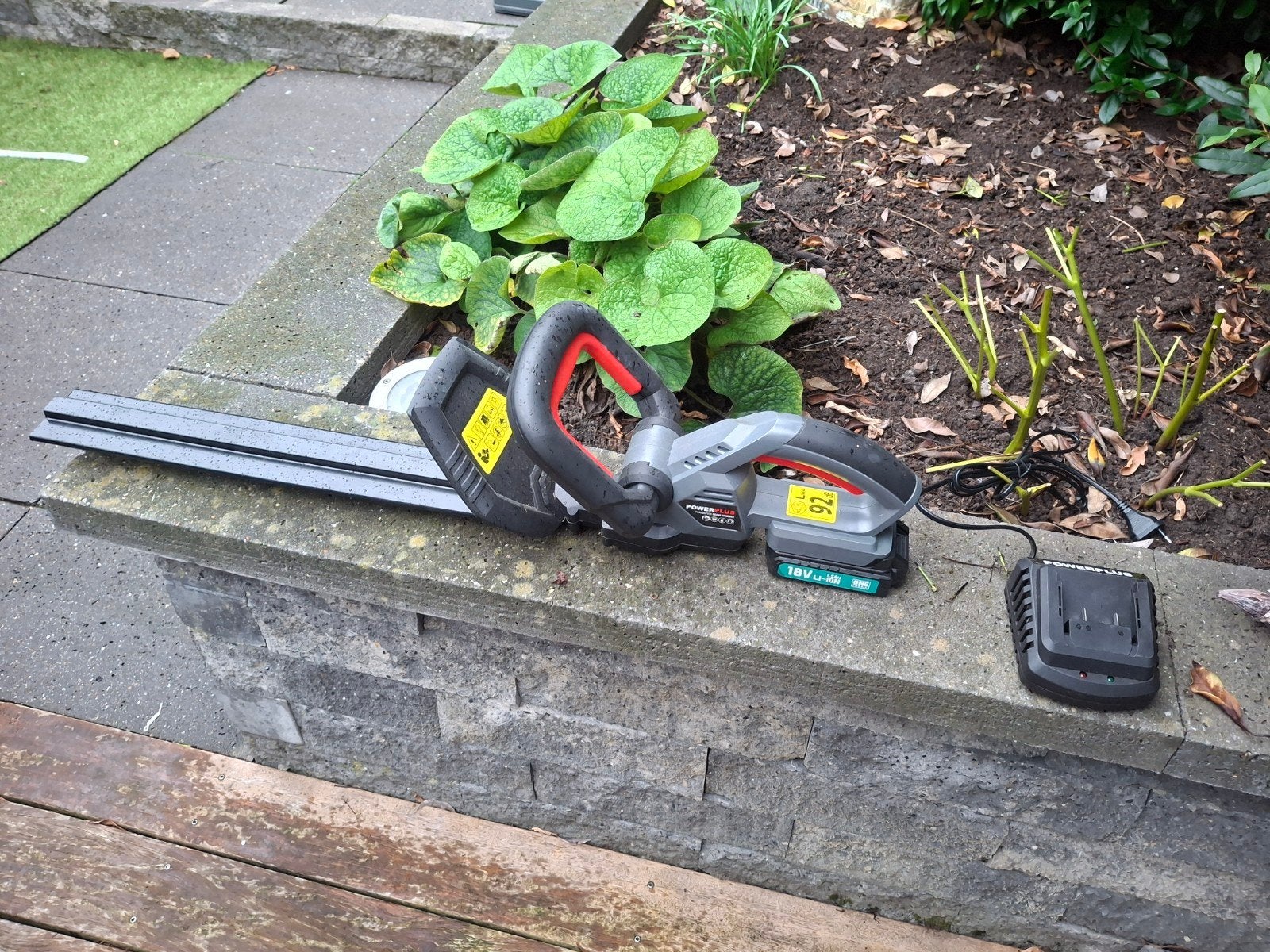 Powerplus Heggenschaar 18V Li-Ion met accu en lader, Ophalen, Zo goed als nieuw, Accu, Powerplus