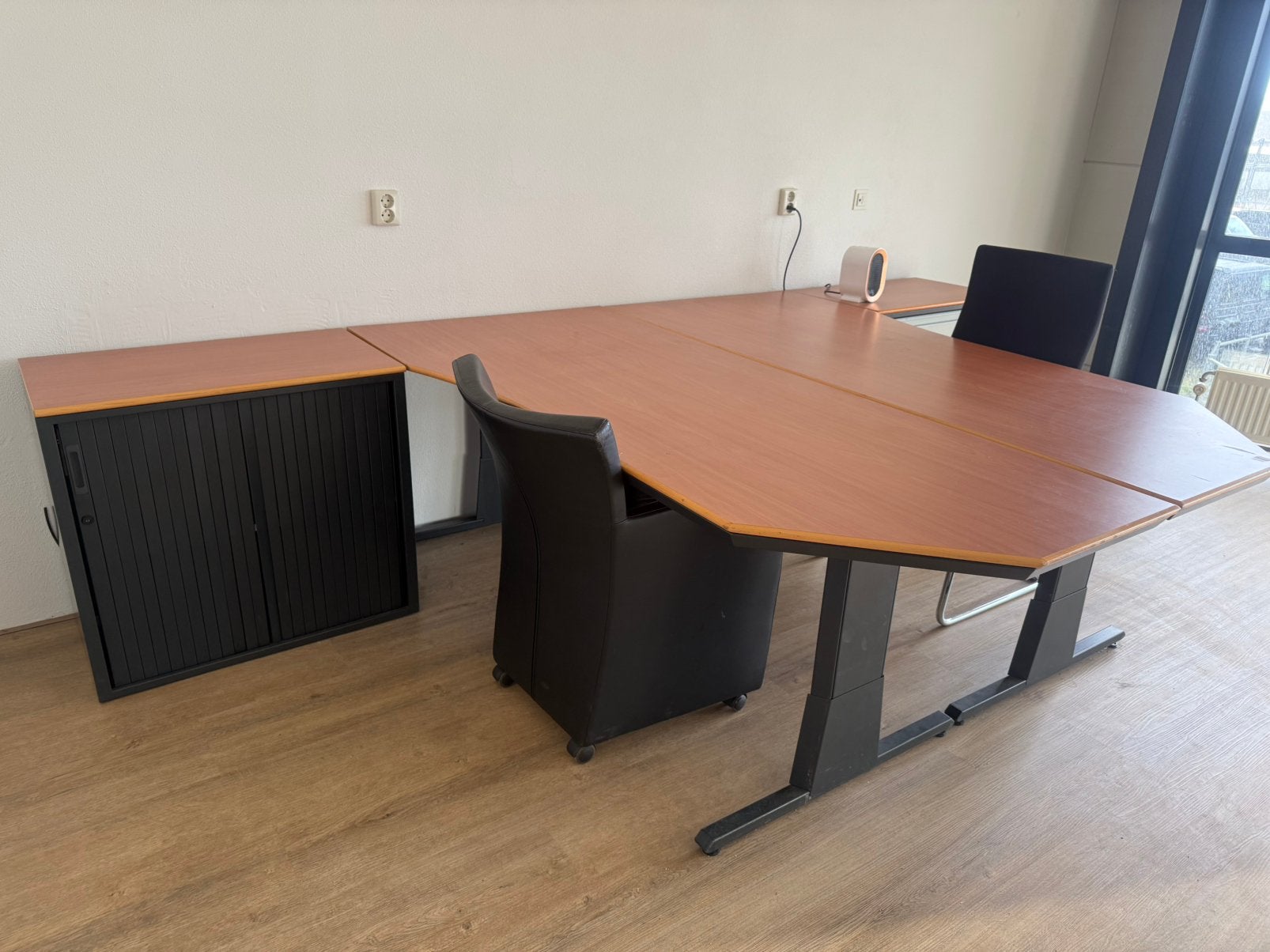 2 Stuks keurige bureau’s, Huis en Inrichting, Bureaus, Ophalen, Opbergruimte, Hout, Bruin