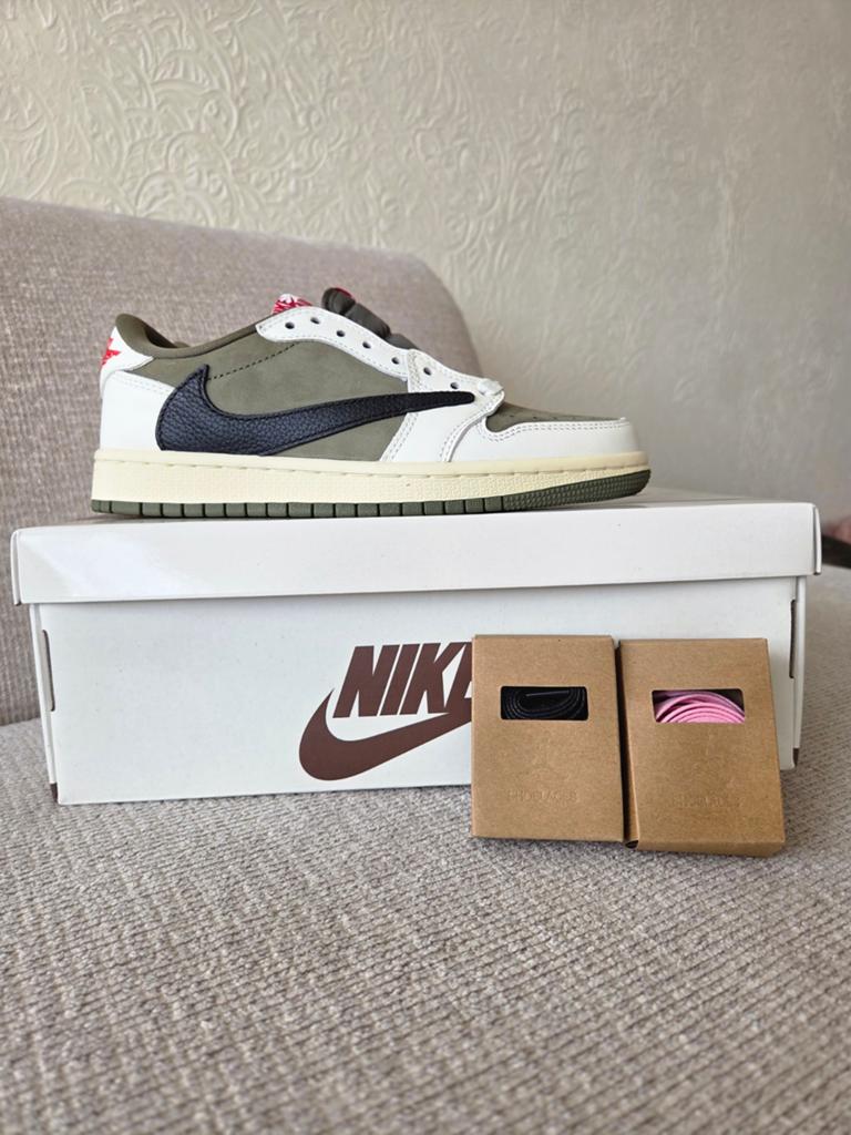 Nike x Travis scott air jordan low 1 medium olive maat 40, Ophalen of Verzenden, Nieuw, Overige kleuren