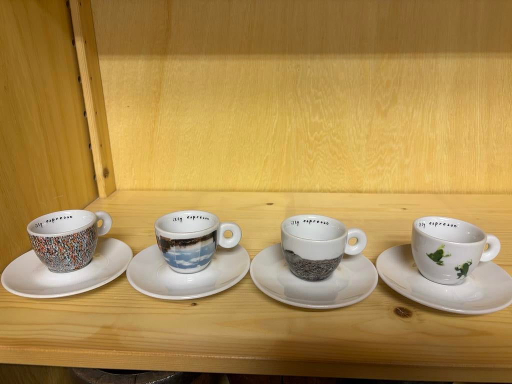 Illy espresso kopjes met schotels - diverse designs, Ophalen of Verzenden, Zo goed als nieuw, Overige stijlen, Kop(pen) en/of Schotel(s)