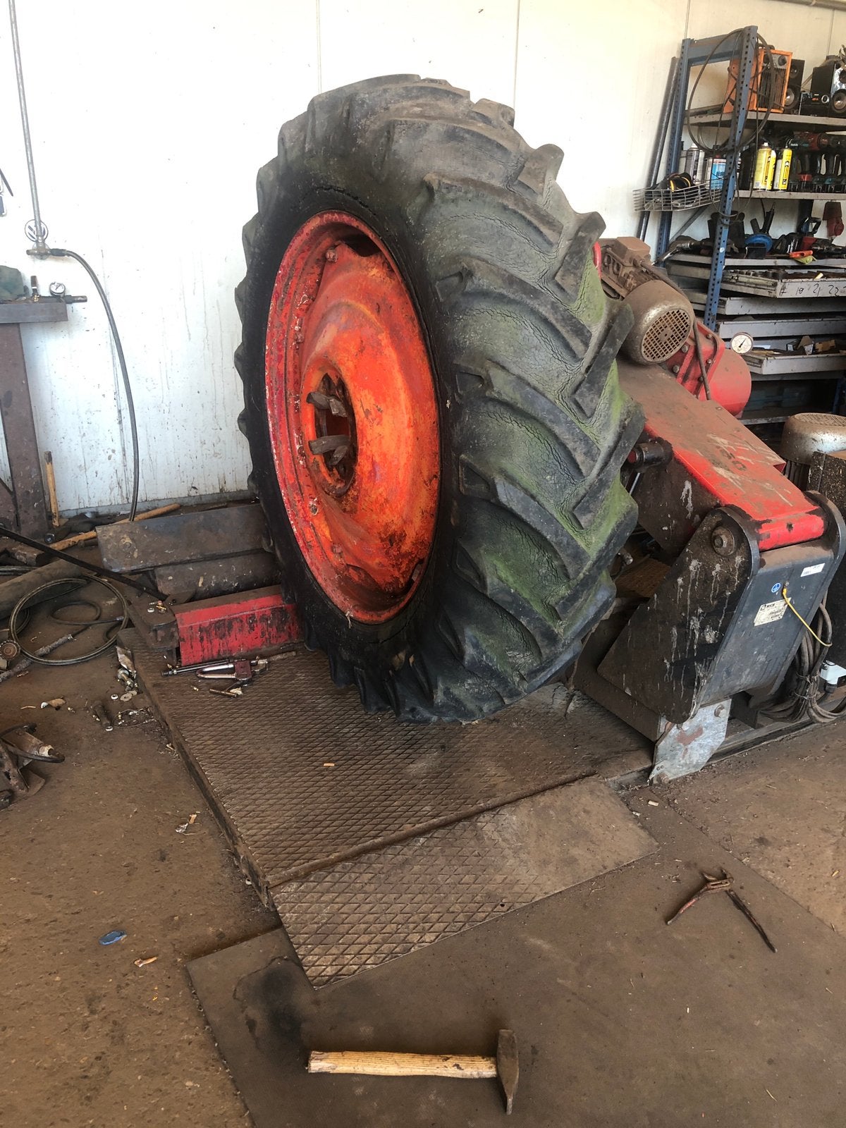 GEVRAAGD : trekkerband  13.6 x 36 tractor achterband, Zakelijke goederen, Agrarisch | Onderdelen | Banden, Velgen en Assen, Ophalen