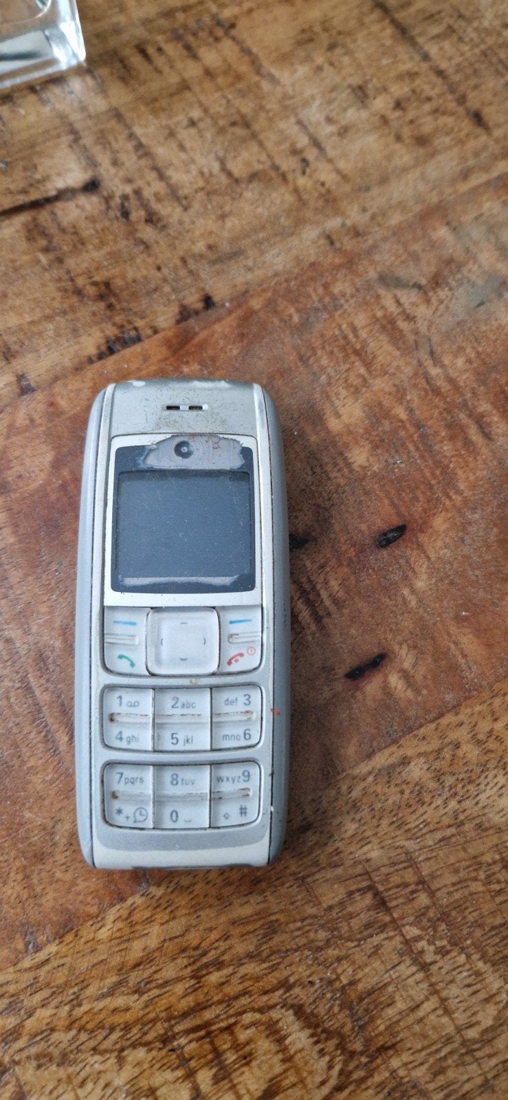 Oude Nokia telefoon - Gebruikt en beschadigd, Fysiek toetsenbord, Ophalen of Verzenden, Minder dan 3 megapixel, Klassiek of Candybar