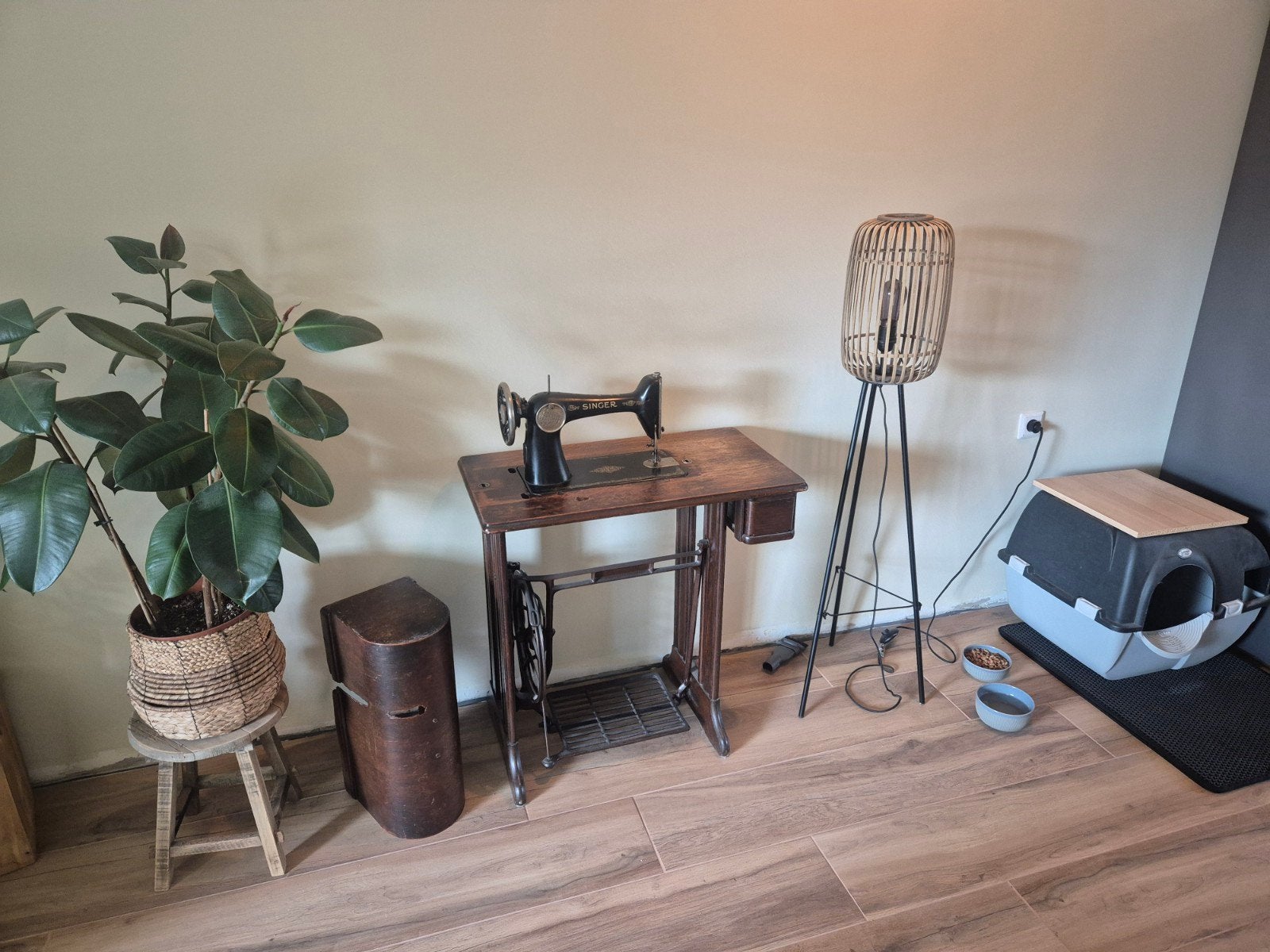 Antieke Singer naaimachine op houten onderstel, Ophalen