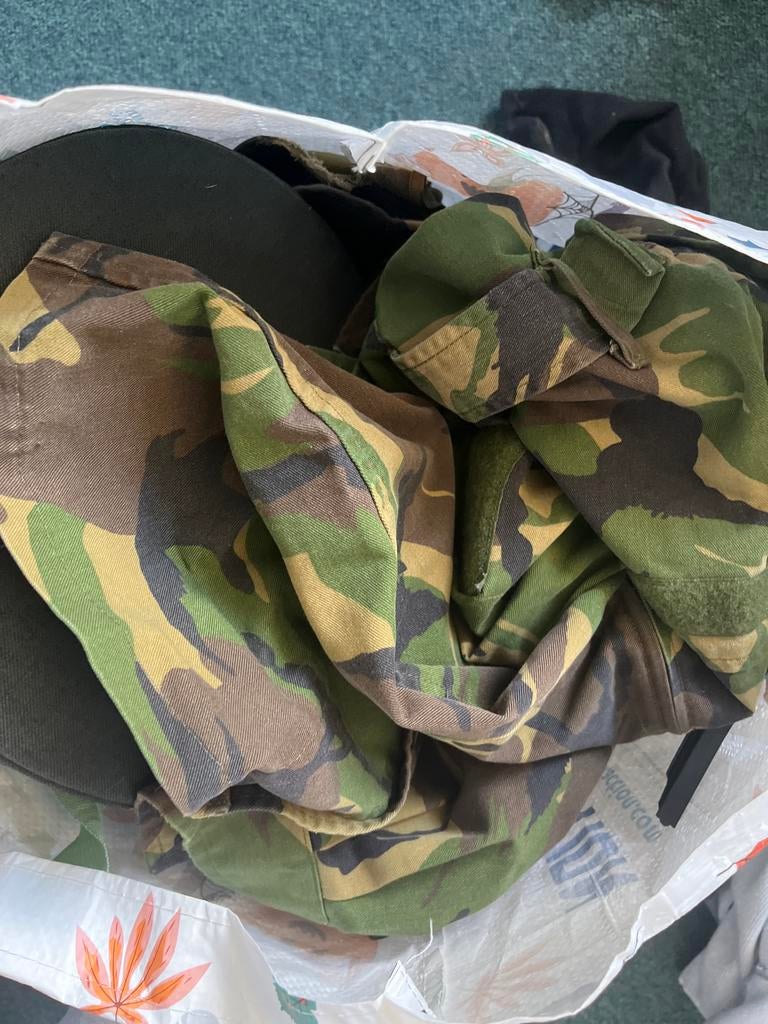 Militaire kleding, medailles en gasmasker, Verzamelen, Militaria | Algemeen, Ophalen, Landmacht, Overige gebieden, Overige typen