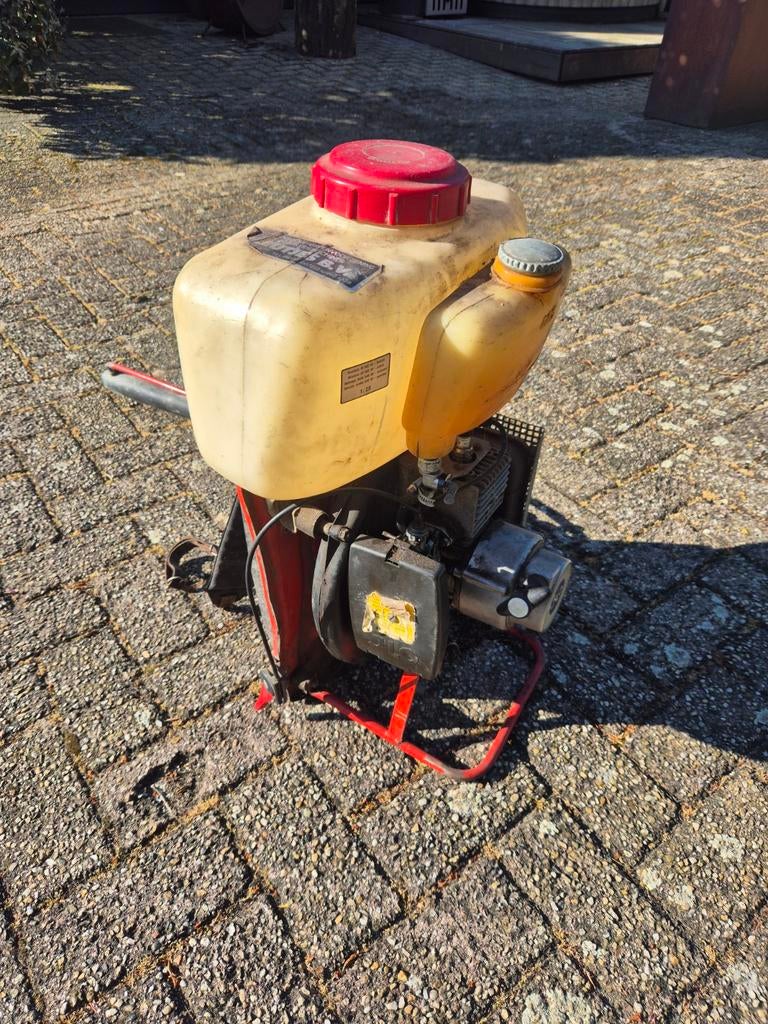 Motorspuit benzine, Ophalen