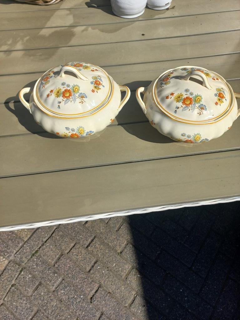 Twee oude Maastrichtse schalen met bloemmotief, Antiek en Kunst, Antiek | Schalen, Ophalen of Verzenden