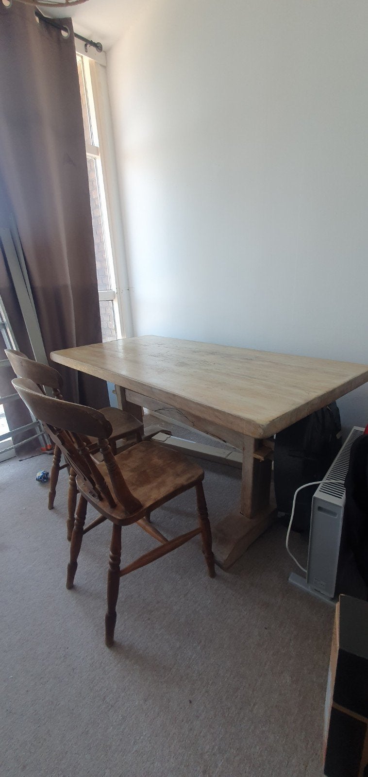 Gratis Houten tafel met twee stoelen, Huis en Inrichting, Ophalen, Gebruikt, Rustiek, 50 tot 100 cm
