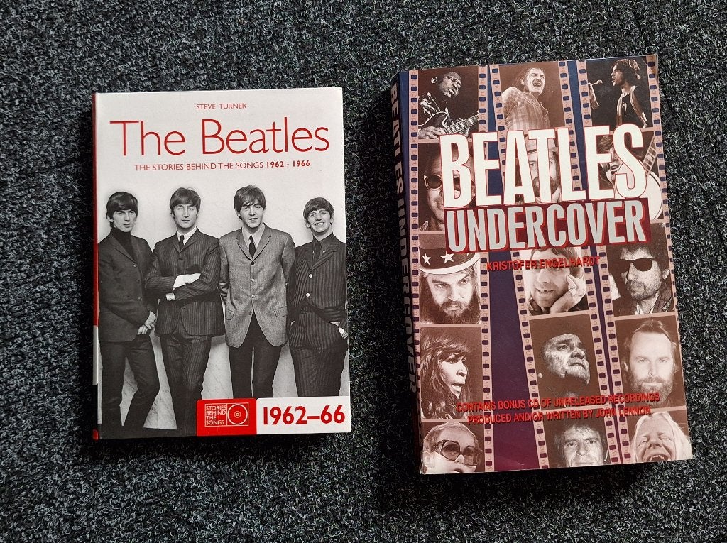 Beatles boeken: “The story behind the songs” en“Undercover”, Gelezen, Overige, Ophalen of Verzenden, S. Turner en K. Engelhardt
