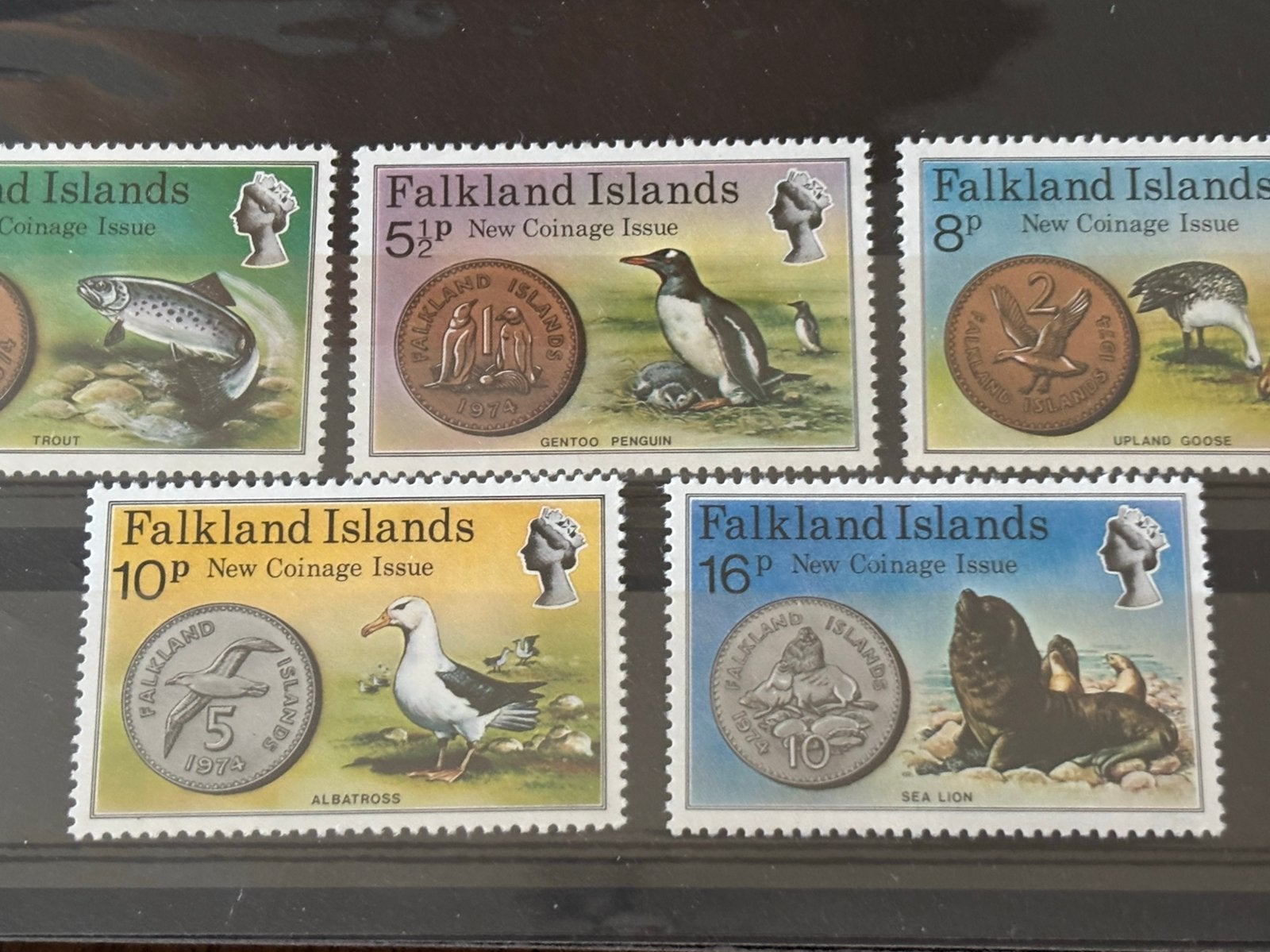 Munten op postzegels Falkland 1975, Ophalen of Verzenden, Postfris