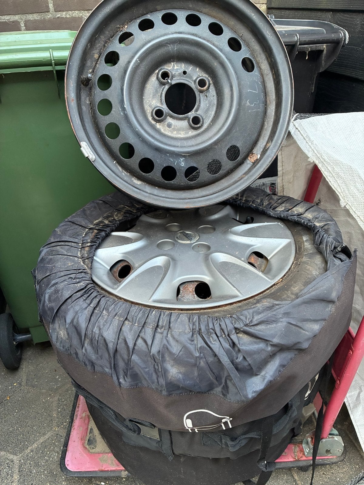 Nissan velgen 4x met hoezen, 1 velg zonder band, Ophalen, Gebruikt, 15 inch, Banden en Velgen