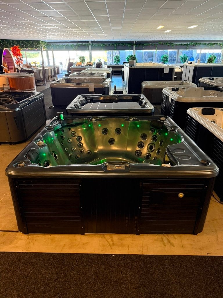 Luxe 6-Persoons Spa/Jacuzzi – 220 x 210 cm – veel jets, Tuin en Terras, Bubbelbaden en Hottubs, Ophalen, Zo goed als nieuw, Trap