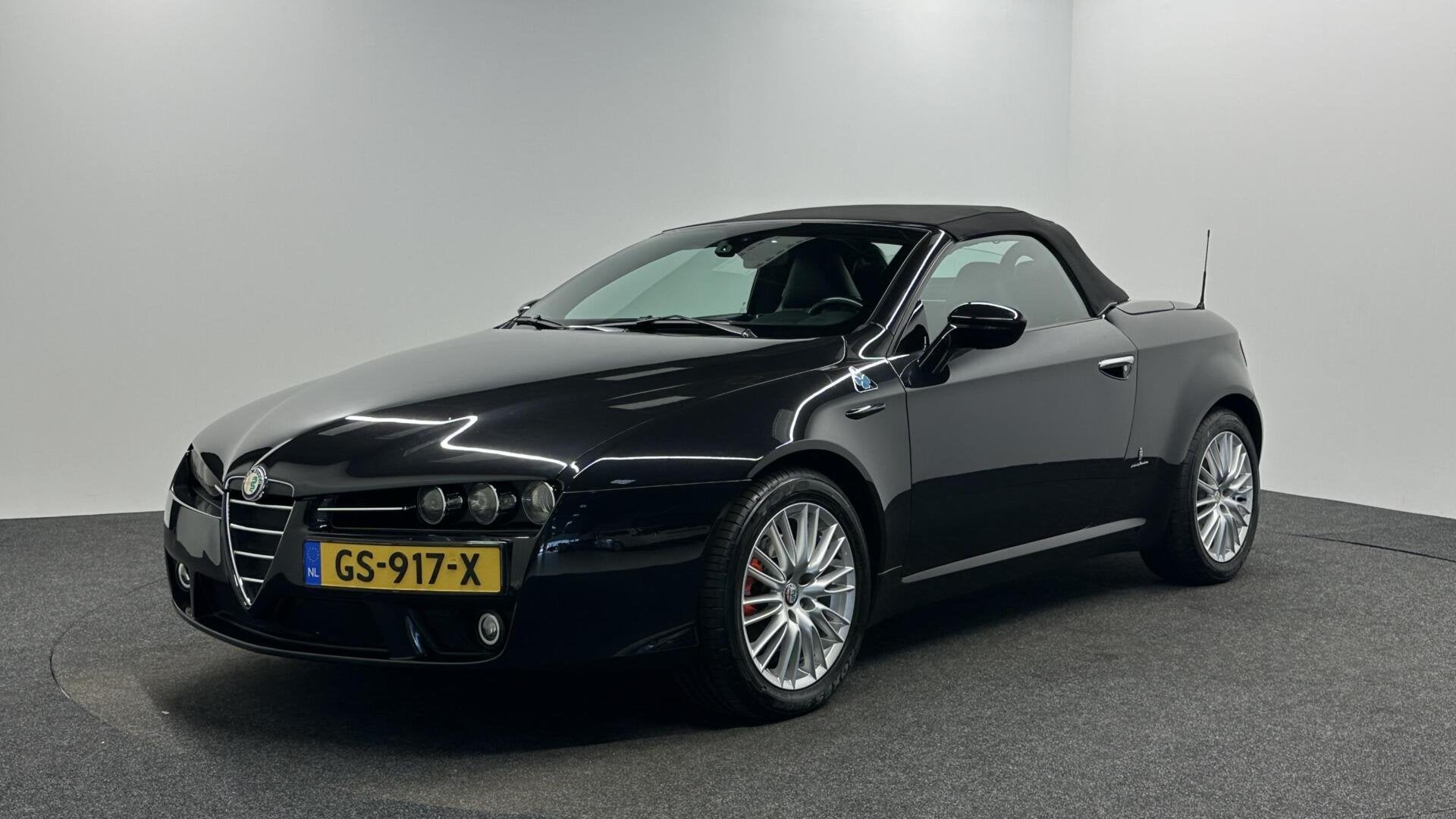 Alfa Romeo Spider 2.2 JTS CARPLAY NAVI LEER LM CRUISE ECC ST, Gebruikt, Zwart, 4 cilinders, 1505 kg