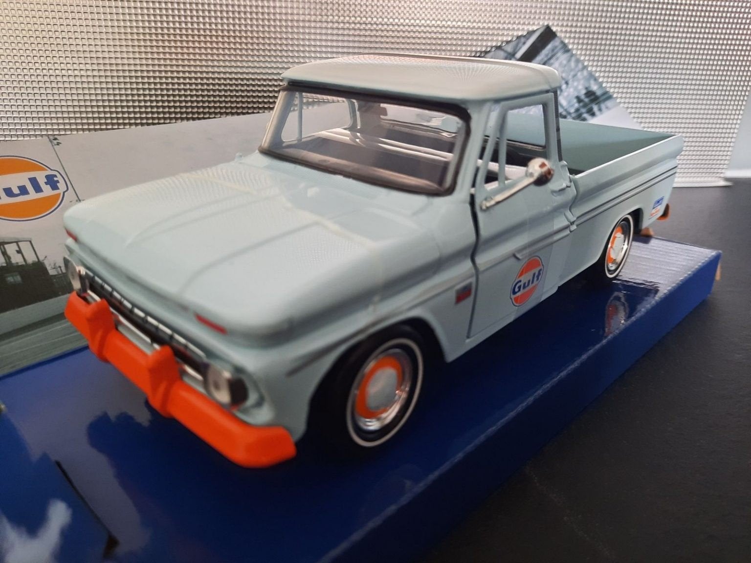 Chevy C10 Fleetside Pick-up 1966 Gulf Livery Schaal 1:24, Hobby en Vrije tijd, Modelauto's | 1:24, Nieuw, Ophalen of Verzenden