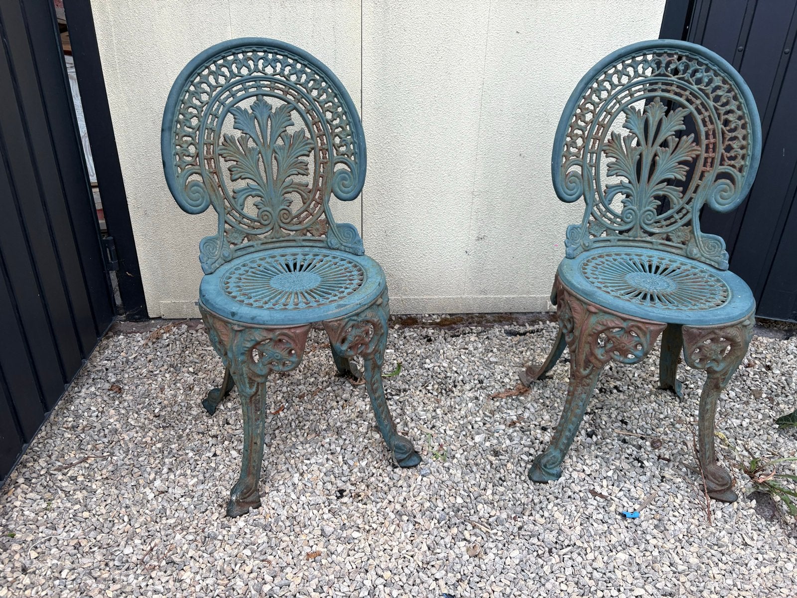 Twee gietijzeren tuinstoelen, Ophalen