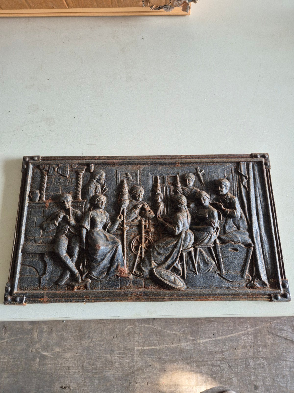 Antieke gietijzeren haardplaat met huiselijk tafereel, Antiek en Kunst, Ophalen of Verzenden