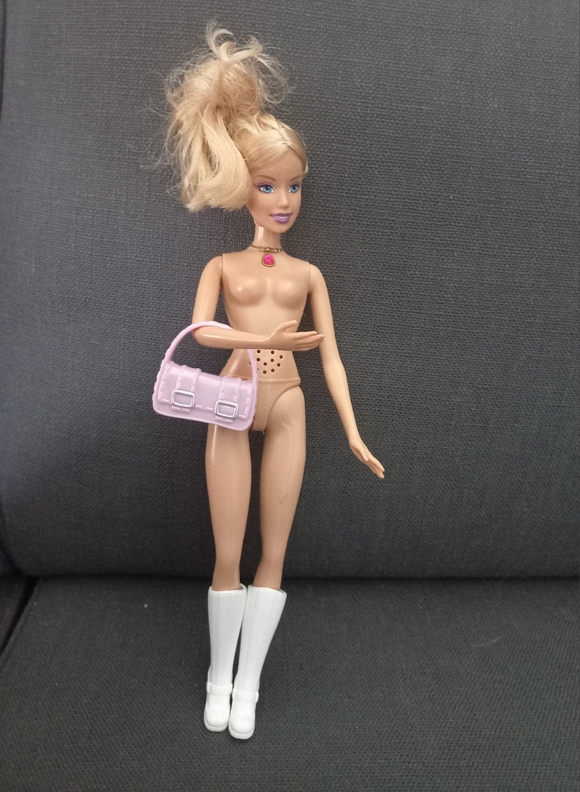 Barbie uit 2006 met laarzen en tas., Ophalen of Verzenden, Gebruikt, Barbie