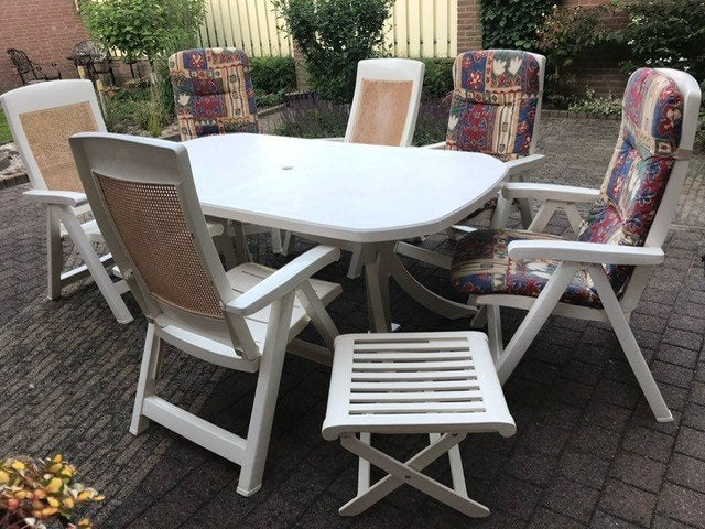 Mooie tuinset 6 verstelbare tuinstoelen, tafel en voetbankje, Ophalen, Kunststof, 6 zitplaatsen, Zo goed als nieuw