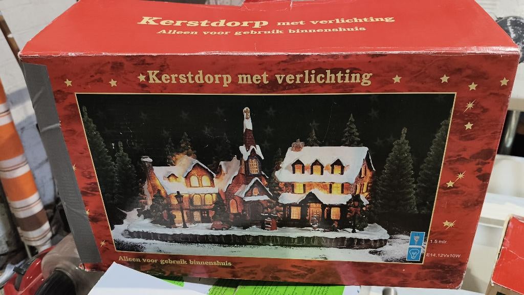Verlicht kerstdorp met kerk en huizen, Ophalen of Verzenden, Gebruikt
