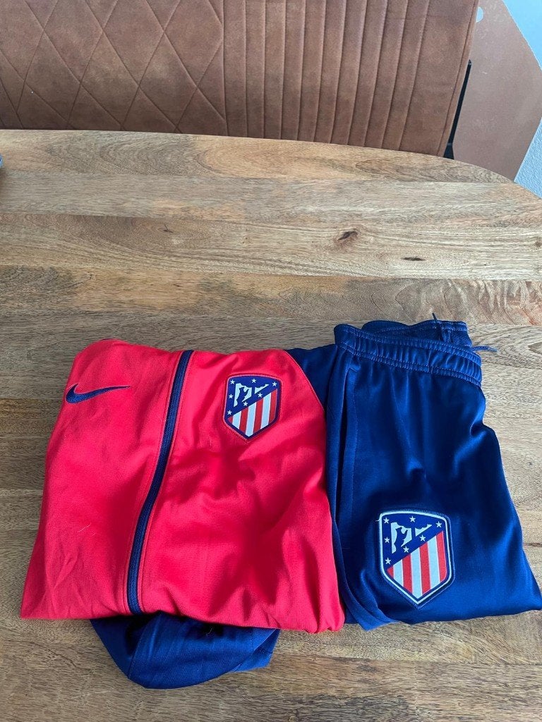 Atletico Madrid trainingspak maat 147/158, Kinderen en Baby's, Kinderkleding | Overige, Ophalen of Verzenden, Zo goed als nieuw