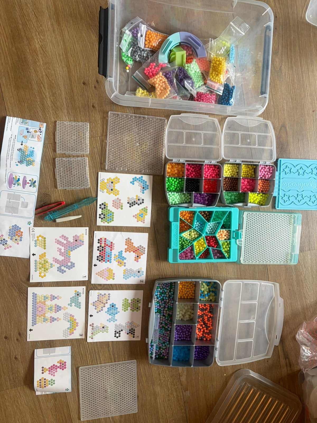 Aquabeads basisdoos en veeeeeel extra!, Hobby en Vrije tijd, Knutselen, Ophalen of Verzenden, Zo goed als nieuw