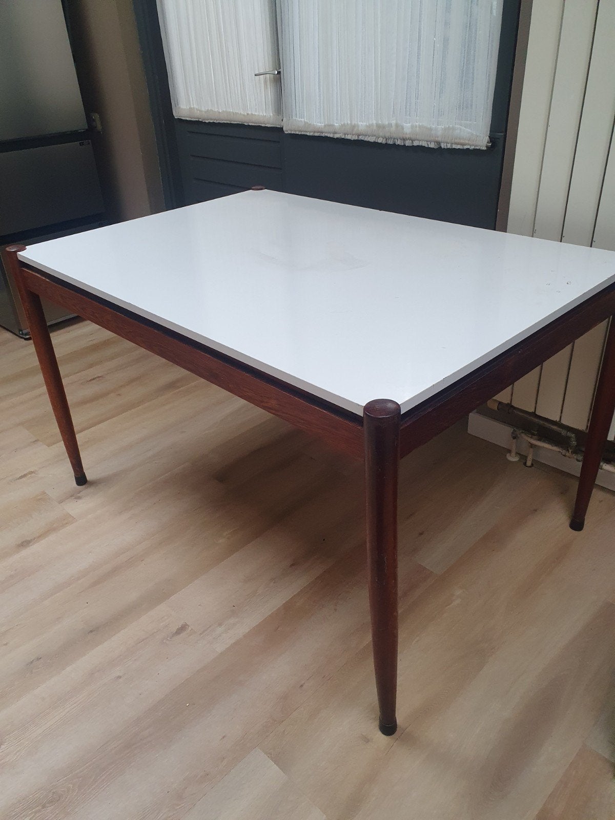Retro eettafel met wit blad en houten poten, Gebruikt, 100 tot 150 cm, Overige houtsoorten, Vier personen