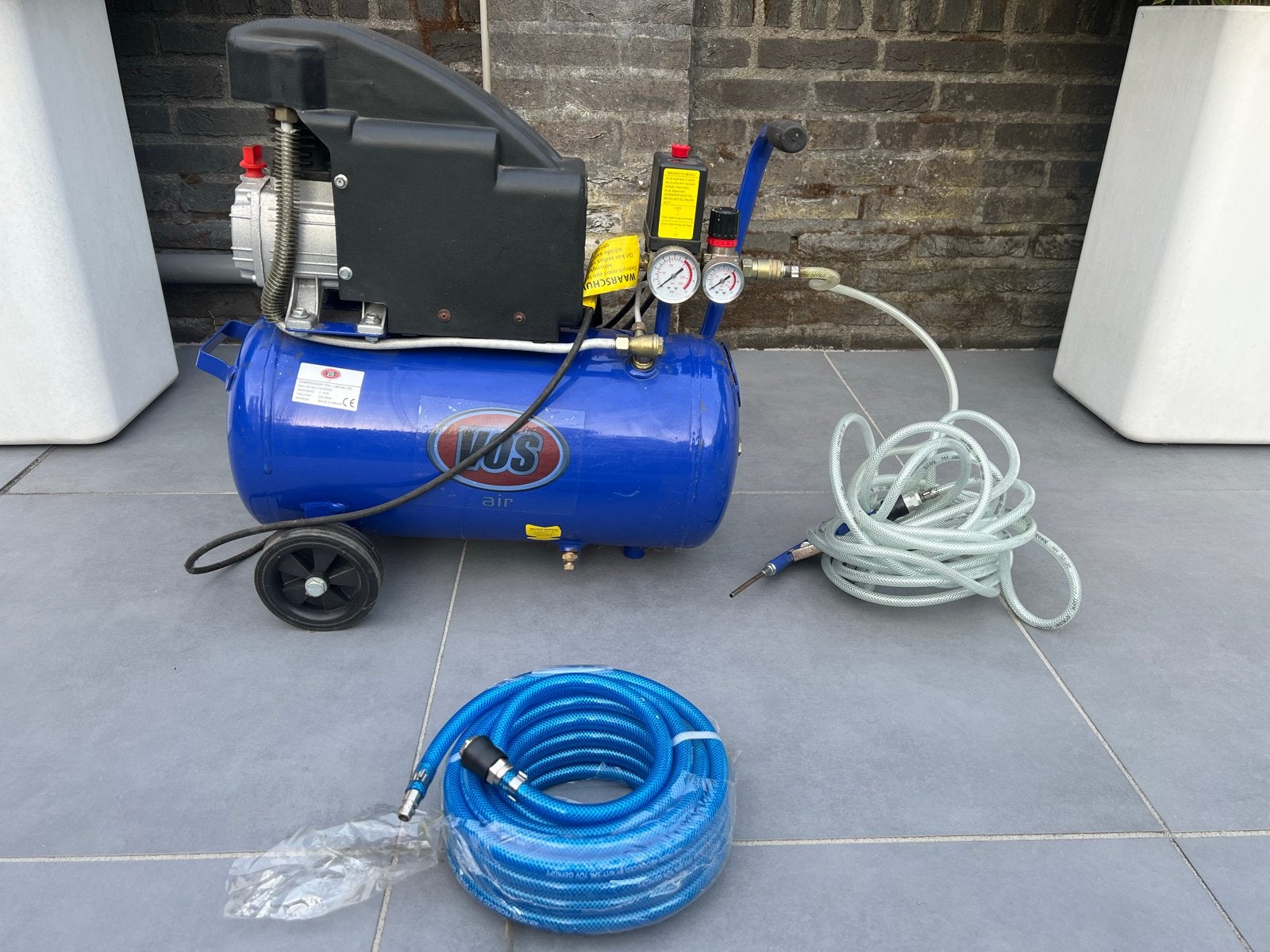 VOS Compressor 24L 8 bar met accessoires, Ophalen, 6 tot 10 bar, Zo goed als nieuw, Minder dan 200 liter/min