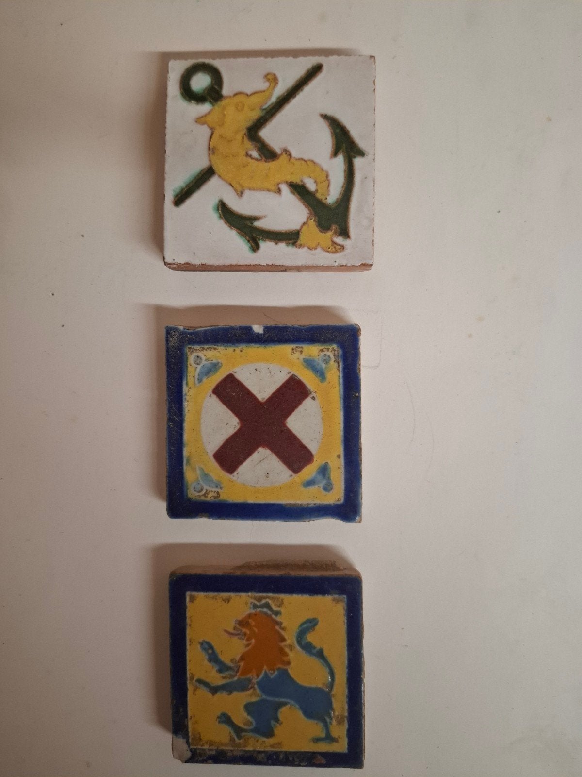 3 tegeltjes waarschijnlijk porseleinen fles 6.5x6.5 cm, Ophalen of Verzenden