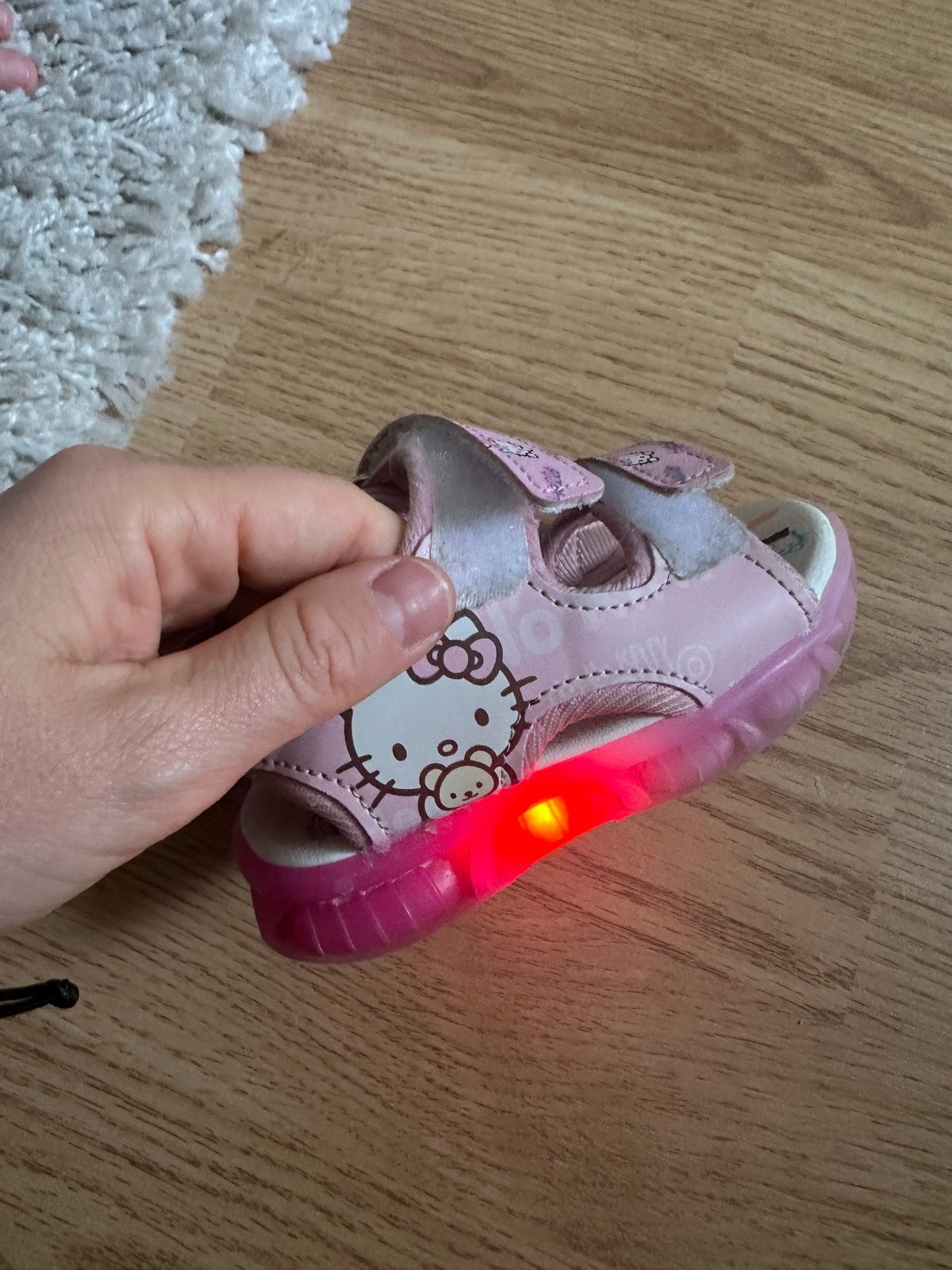 Roze Hello Kitty sandalen met lichtjes en roze sokjes, Ophalen of Verzenden, Gebruikt, Meisje, Schoenen