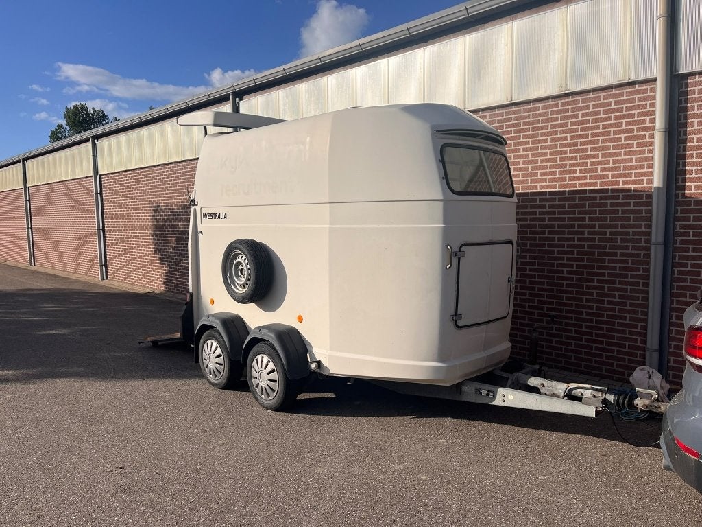 Westfalia 120882F | 2-paards | polyester | zadelkamer, Ophalen, Gebruikt, Polyester, 2-paards trailer