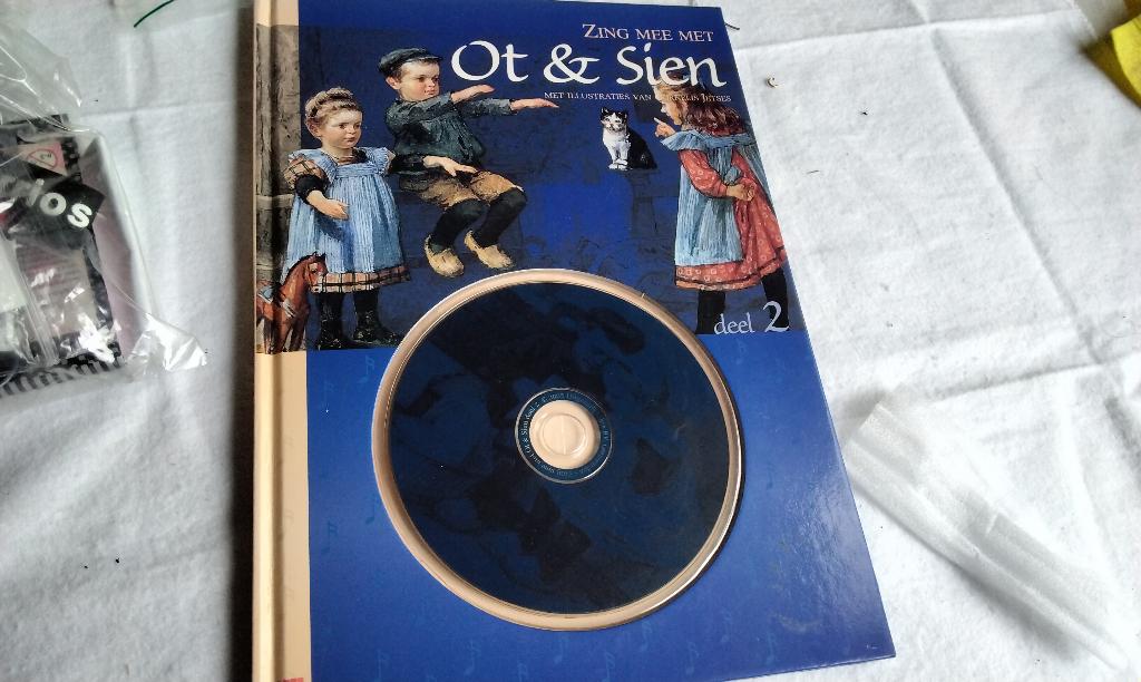 Boek Kinderen Ot & Sien Singt Mee Met + CD Cornelis Jetsen, Boeken, Ophalen, Zo goed als nieuw, Prentenboek