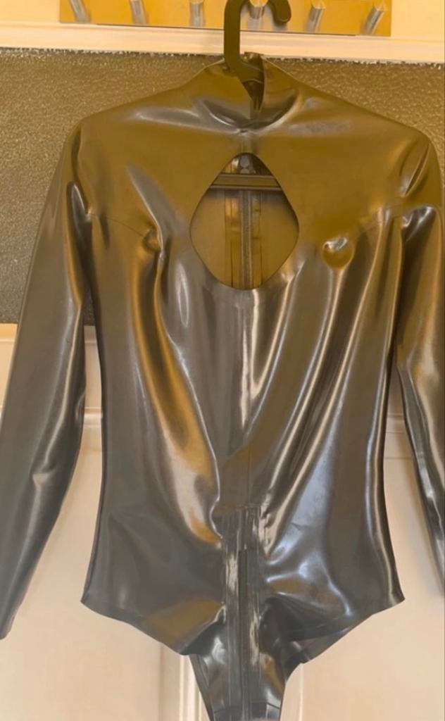 Latex bodysuit met lange mouwen, Verzenden, Gedragen
