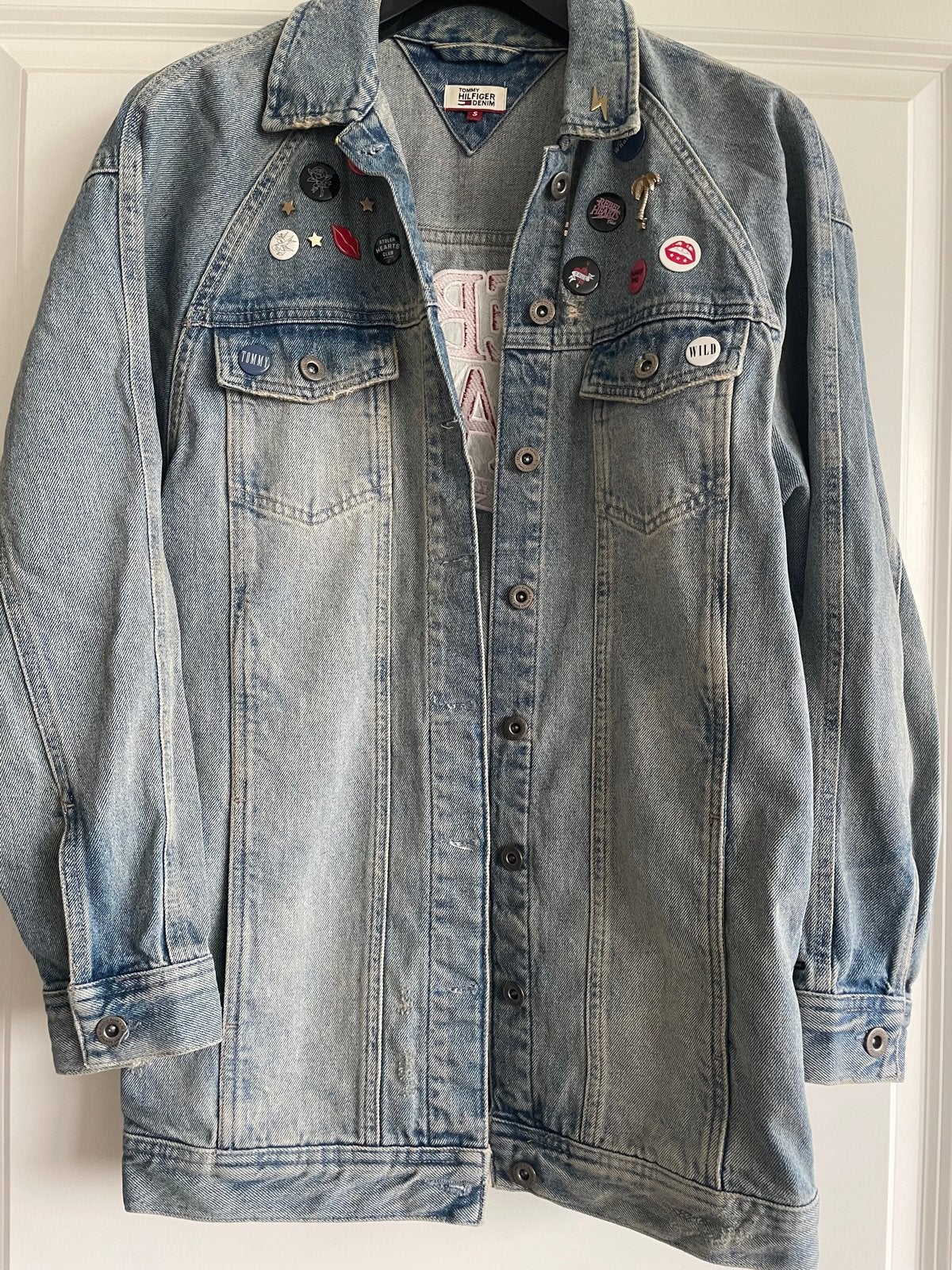 Tommy Hilfiger spijkerjack met 'Rebel Hearts' opdruk, Kleding | Dames, Verzenden, Gedragen, Maat 36 (S), Blauw
